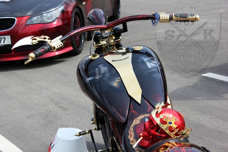 schwarze-ritter-harley-davidson-custombike-gold-candy-pinstriping-linierung-10