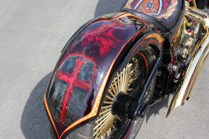 schwarze-ritter-harley-davidson-custombike-gold-candy-pinstriping-linierung-11
