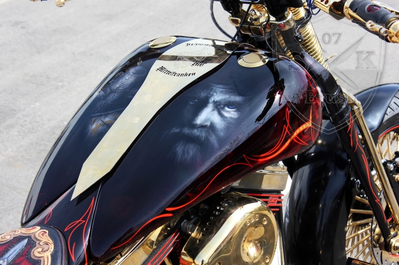 schwarze-ritter-harley-davidson-custombike-gold-candy-pinstriping-linierung-2