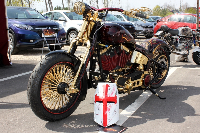 schwarze-ritter-harley-davidson-custombike-gold-candy-pinstriping-linierung-3