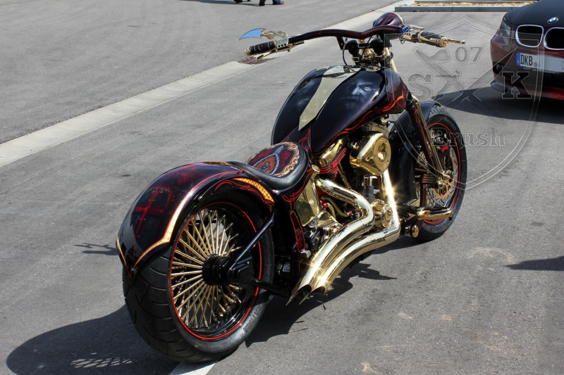 schwarze-ritter-harley-davidson-custombike-gold-candy-pinstriping-linierung-4