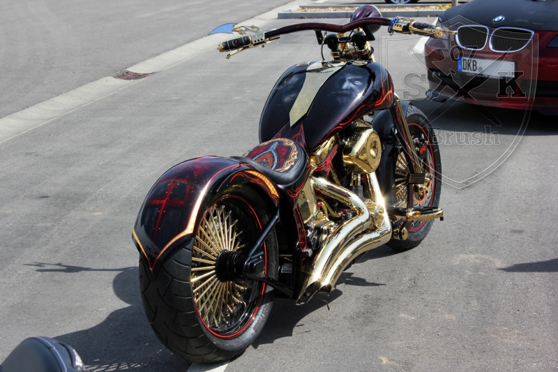 schwarze-ritter-harley-davidson-custombike-gold-candy-pinstriping-linierung-5