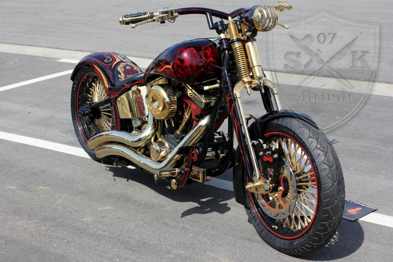 schwarze-ritter-harley-davidson-custombike-gold-candy-pinstriping-linierung-6