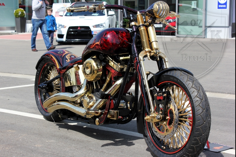 schwarze-ritter-harley-davidson-custombike-gold-candy-pinstriping-linierung-7