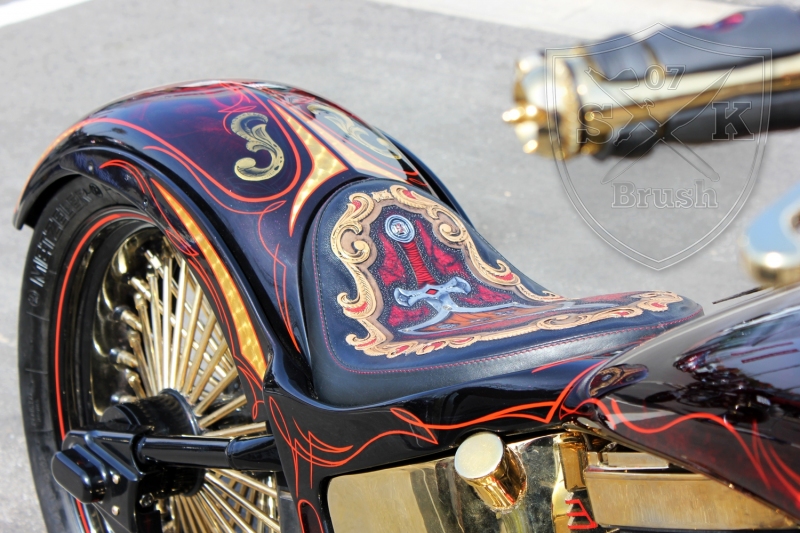 schwarze-ritter-harley-davidson-custombike-gold-candy-pinstriping-linierung-8