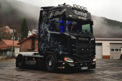 lkw-truck-scania-v8-airbrush-lackierung-sonderlackierung-custompaint-customtruck-seemann-horror-dark-dunkel-zombie-2